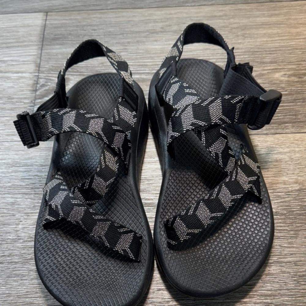 Chaco Black and Gray Strappy Sandals men’s size 8 (s197)